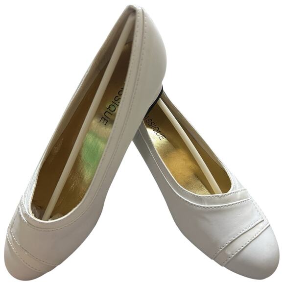 Auditions Women's White Man-Made Material Slip-On Low Heel Focus Pump Size 6W - Picture 2 of 13